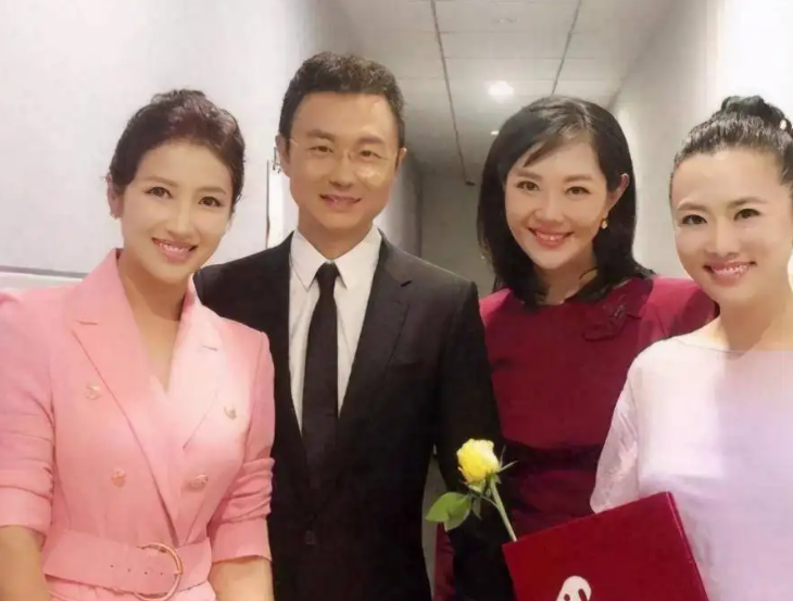 回顾春妮坚持丁克17年二婚嫁给刚强后41岁得子全家乐开怀