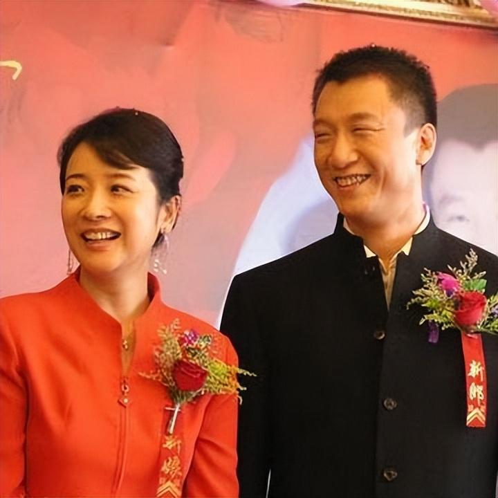 照片显示,当时40岁的陈小艺与年仅32岁的青年话剧导演徐昂在车内亲密