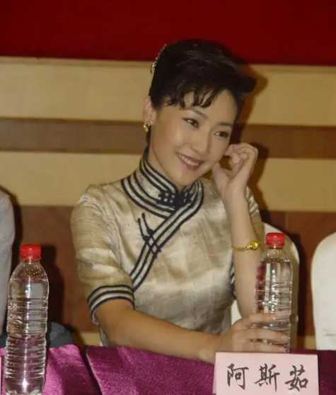 回顾阿斯茹怀孕后男友瘫痪不离不弃照顾他8年未办婚礼成遗憾