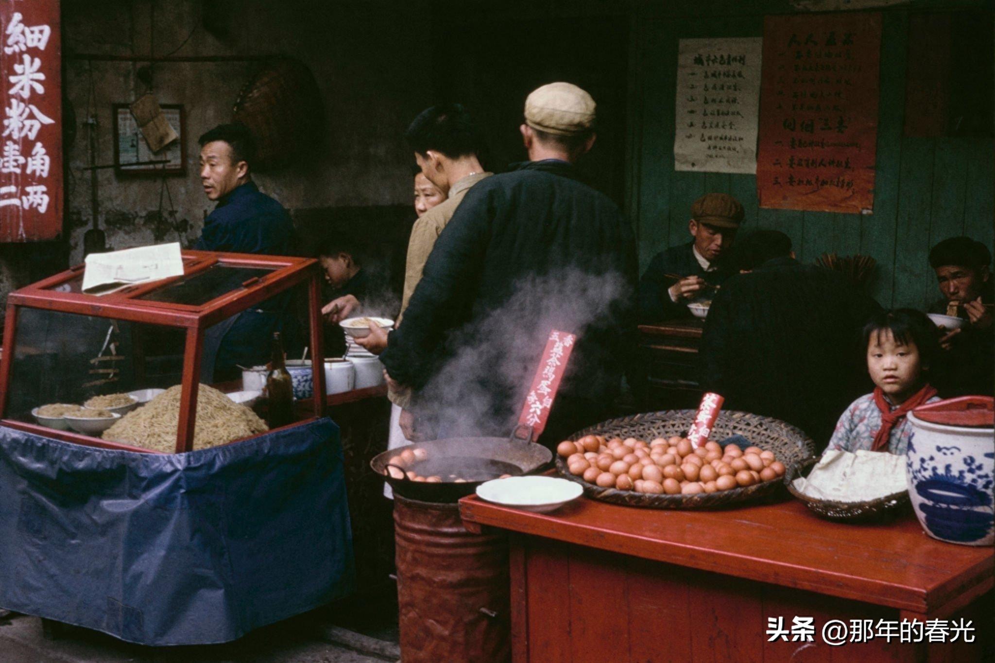 上世纪60年代老照片真实的记录下了平民百姓们的日常生活场景