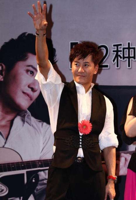 回顾他8次上春晚后被捕入狱今54岁无人问津老搭档也断了联系