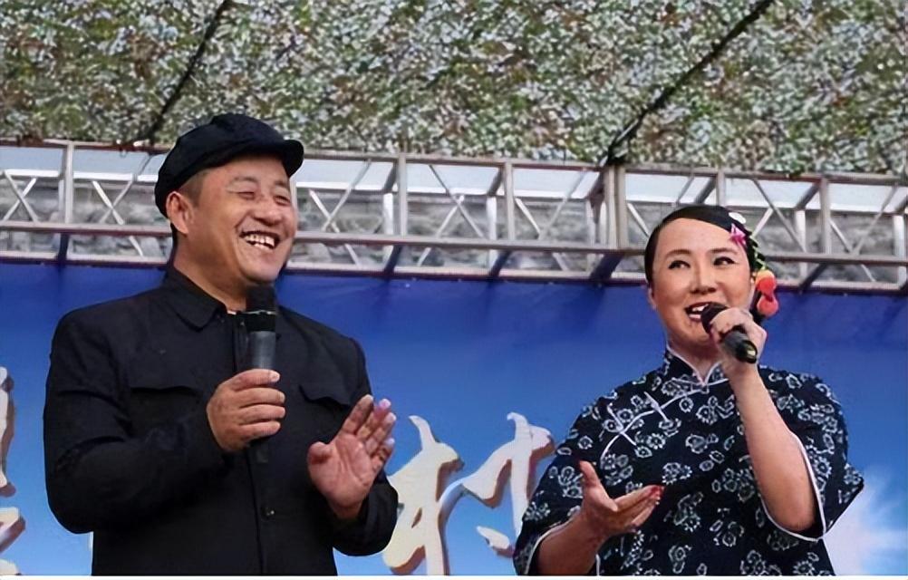 回顾王小宝与前妻离婚后再娶小19岁的吴琼今一儿一女乐开怀