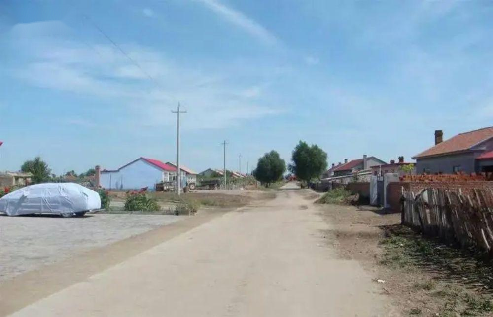 褚广彬就问:"阳阳,叔叔问你,在家里,你爸爸和那个新来的妈妈对你好