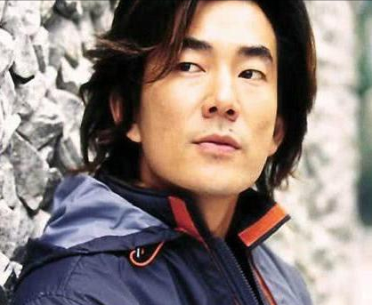 2001年周杰伦横空出世,把很多台湾老牌歌手都拍在了沙滩上,任贤齐也不