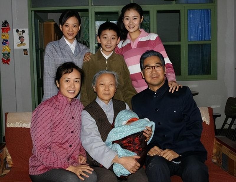 回顾演员于明加结婚13年只生孩子不做饭丈夫一家人把她宠成宝