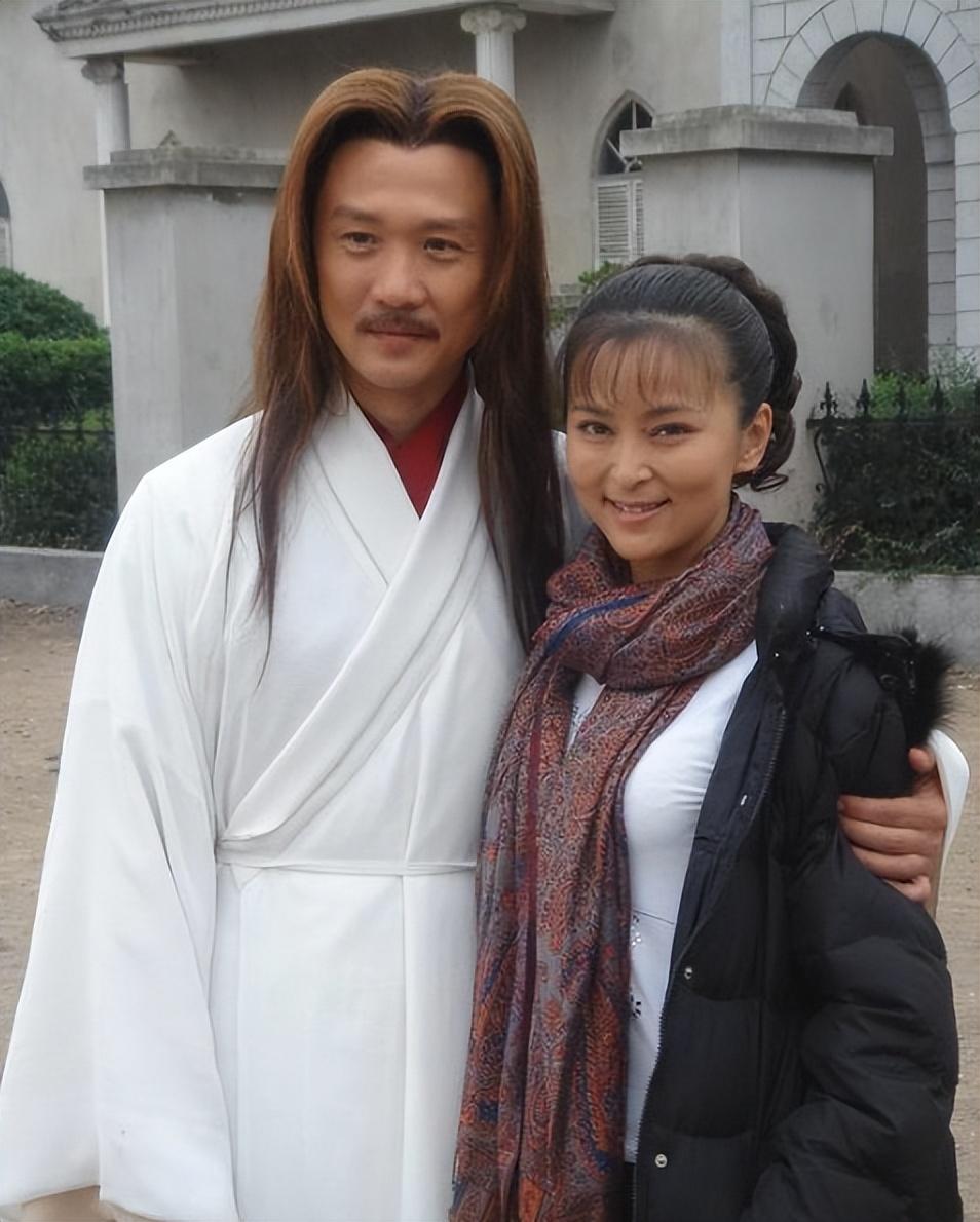 回顾何音与黄志忠离婚后再婚嫁小9岁丈夫一起养大前夫儿子