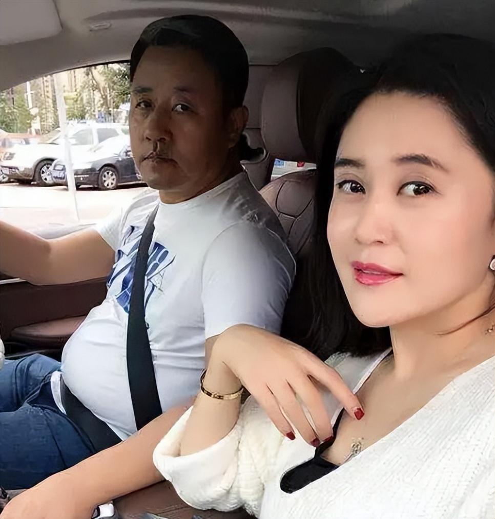 回顾王小宝与前妻离婚后再娶小19岁的吴琼今一儿一女乐开怀