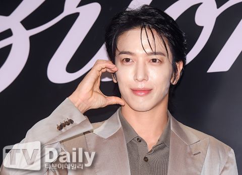 cnblue郑容和出席品牌活动皮肤细腻容光焕发状态惊人