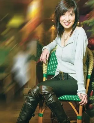 回顾与王晶纠缠8年转身投进小7岁男友怀抱如今关秀媚怎样了