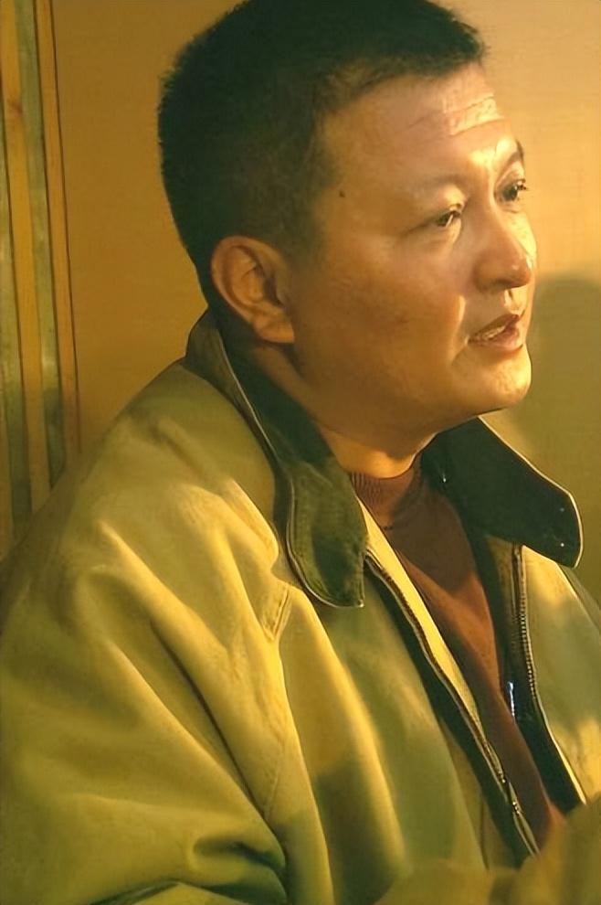 回顾杨亚洲离异后二婚娶倪萍面对复杂的家庭他如何平衡