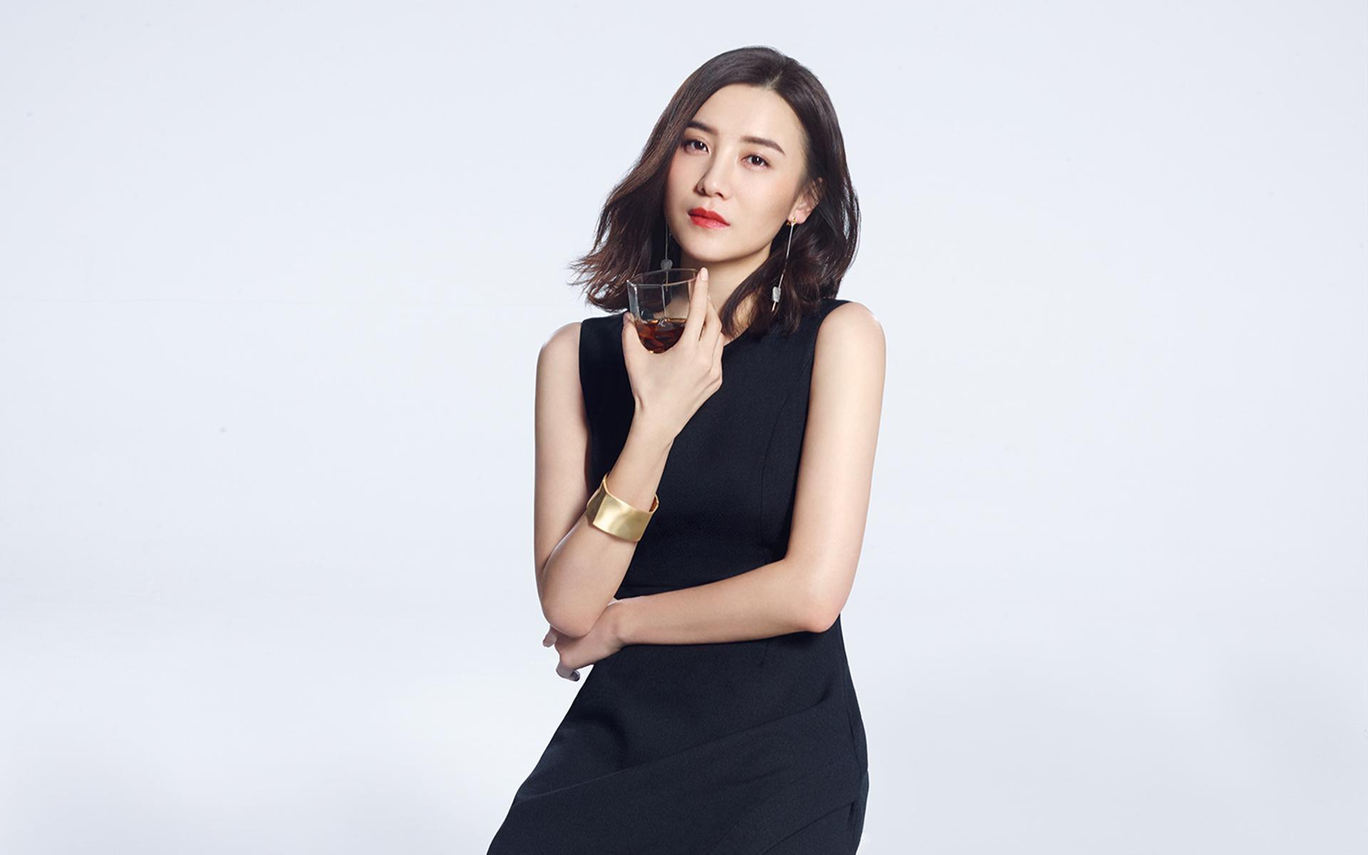 回顾宋佳吊带上位与已婚名导同居43岁的她活的又酷又飒