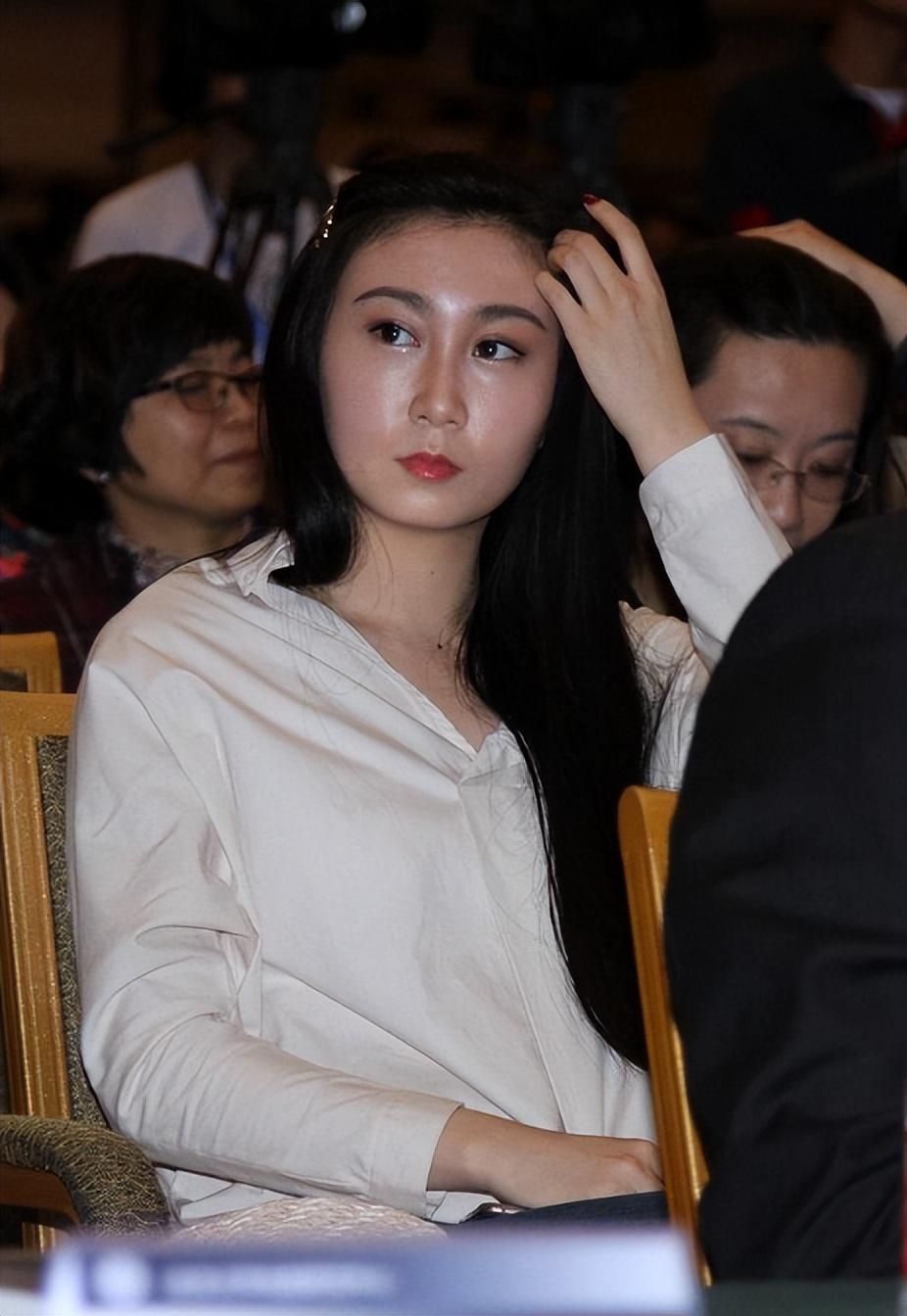 回顾水亦诗:14岁父母离异,25岁进央视工作,如今将继母杨迪当闺蜜