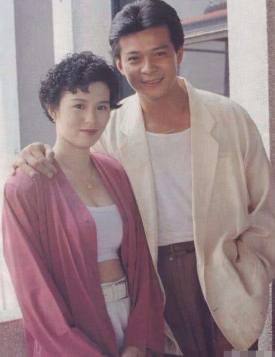 回顾梁洁华去世后葬礼上哭到昏厥发誓不再娶的黄日华怎样了