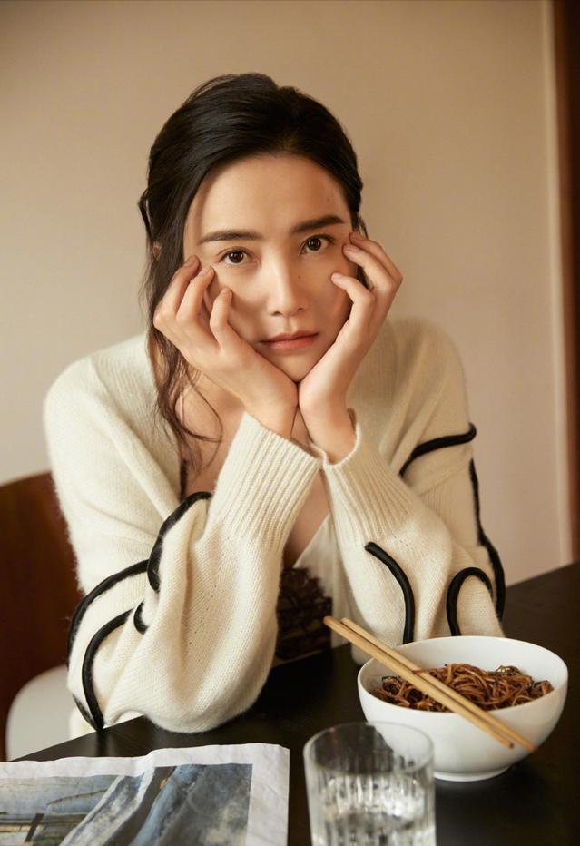 回顾宋佳吊带上位与已婚名导同居43岁的她活的又酷又飒