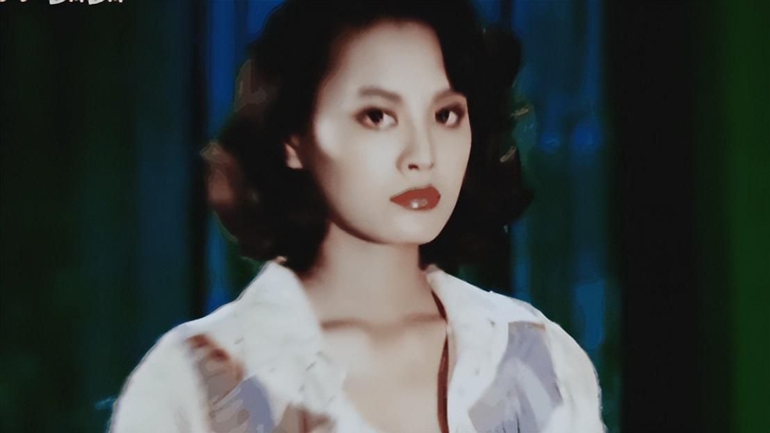 就在宁静的事业突飞猛进之时,她也终于迎来生命中第一个令她刻骨铭心