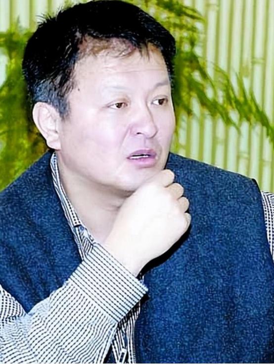 他的第一任妻子名叫唐双文,是一名演员.