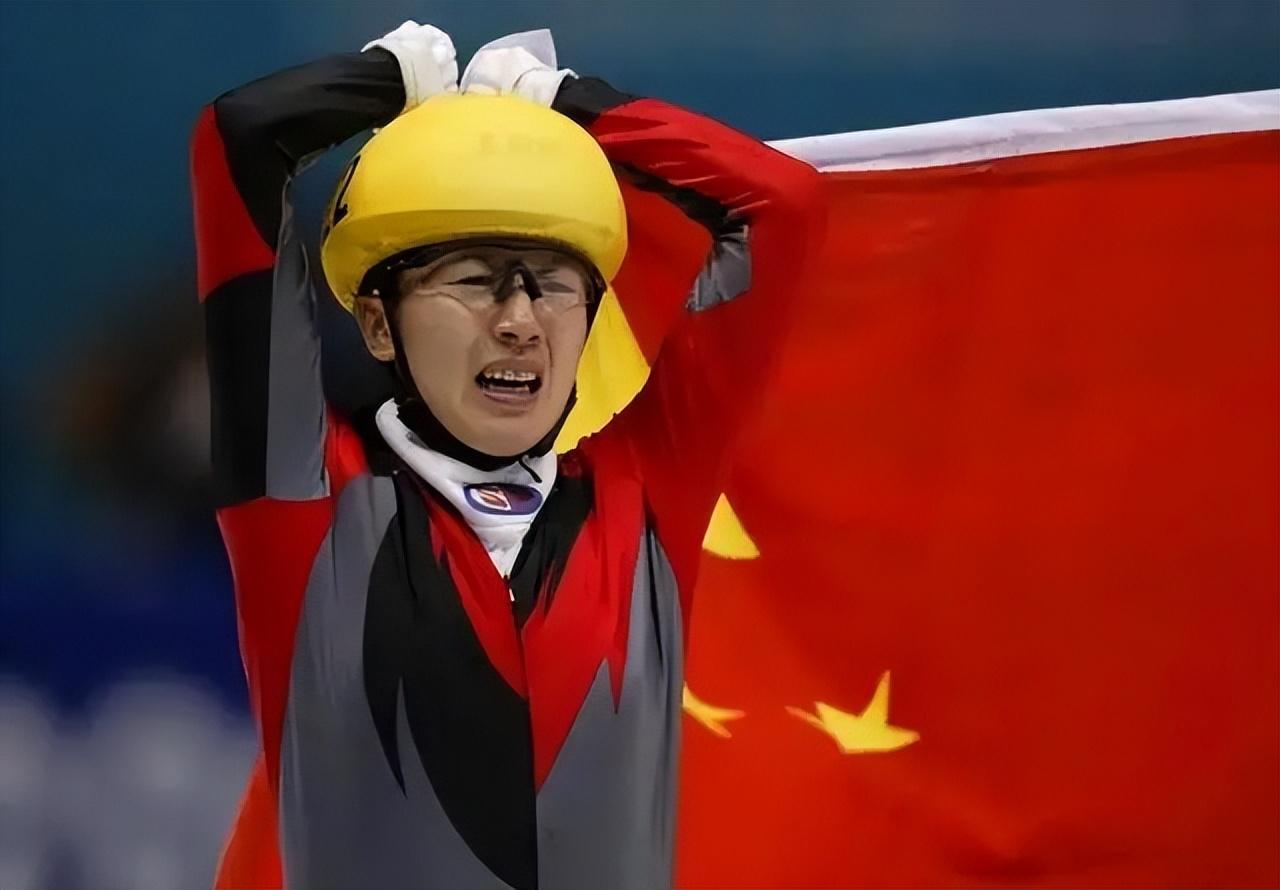 并且成为了中国第一位冬奥会冠军,更是在世界短道速滑锦标赛中,杨杨就