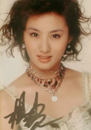 离婚没多久,聂远就与秦子越结婚了.秦子越和王惠的性格完全不同.