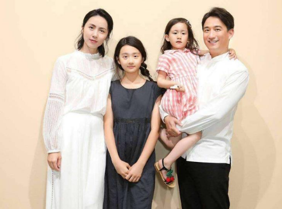 回顾6位情史干净的已婚男星个个与原配白头到老长的相守47年