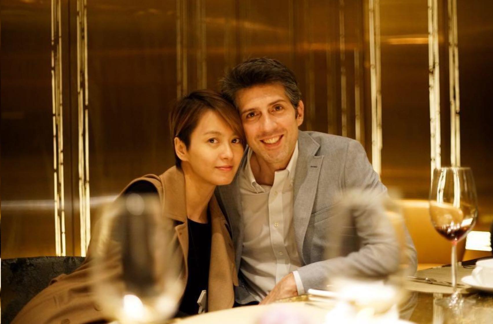 梁咏琪亮相活动美丽大方,老公献花又献吻,网友:老公比郑伊健好