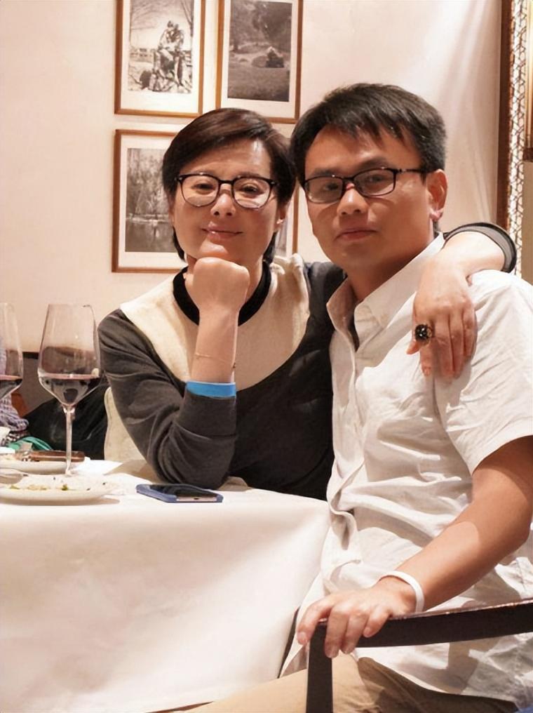 回顾袁立丈夫梁太平穷小子娶明星跳龙门后不变心没有孩子也爱她