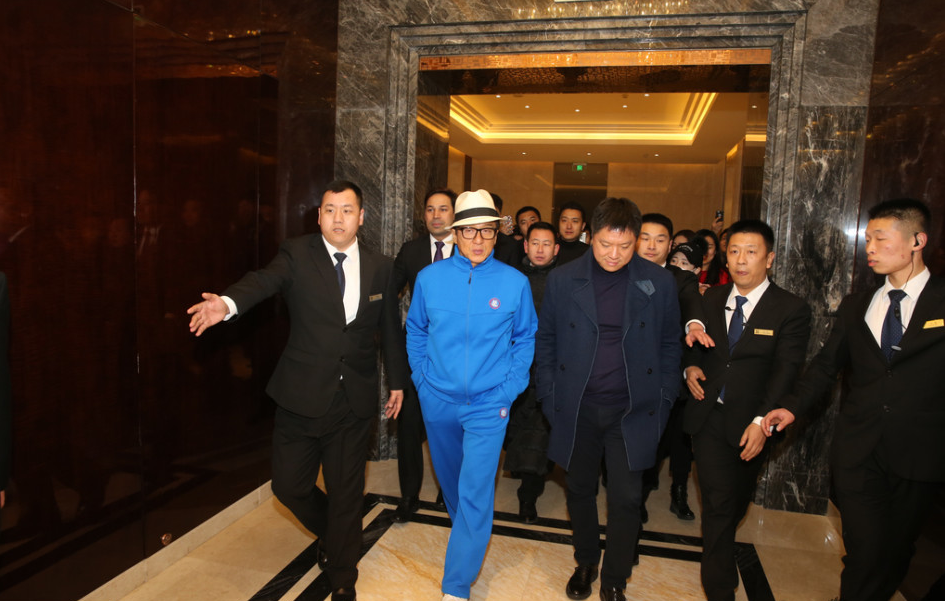 回顾成龙和亲哥安徽相认对方一贫如洗他帮没帮两个亲哥哥