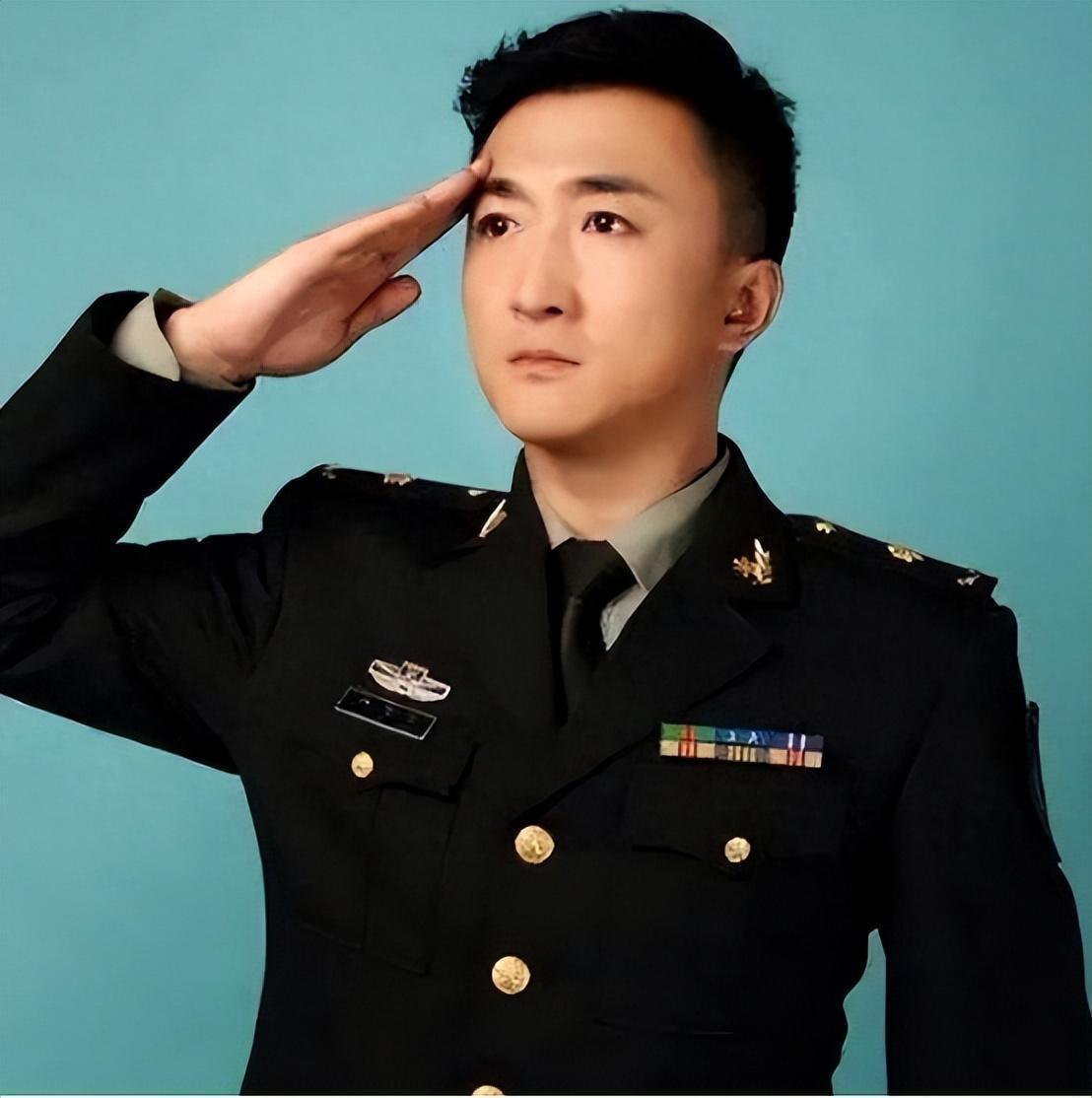 刘伯勋从小就有个当"演员"的梦想,所以高中毕业的他便收拾好行李去