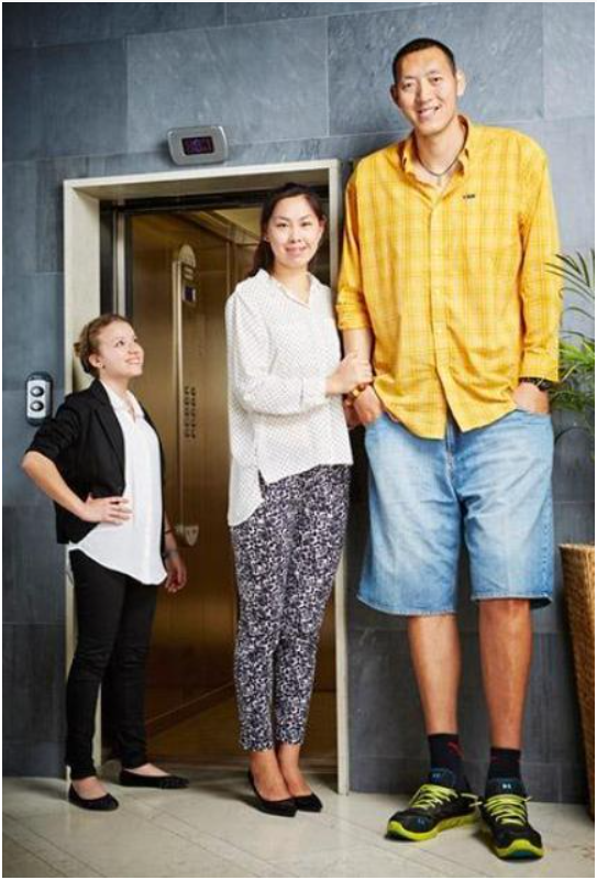 2米36男篮孙明明如今,退役成人生赢家,1米87妻子美丽,阖家欢乐