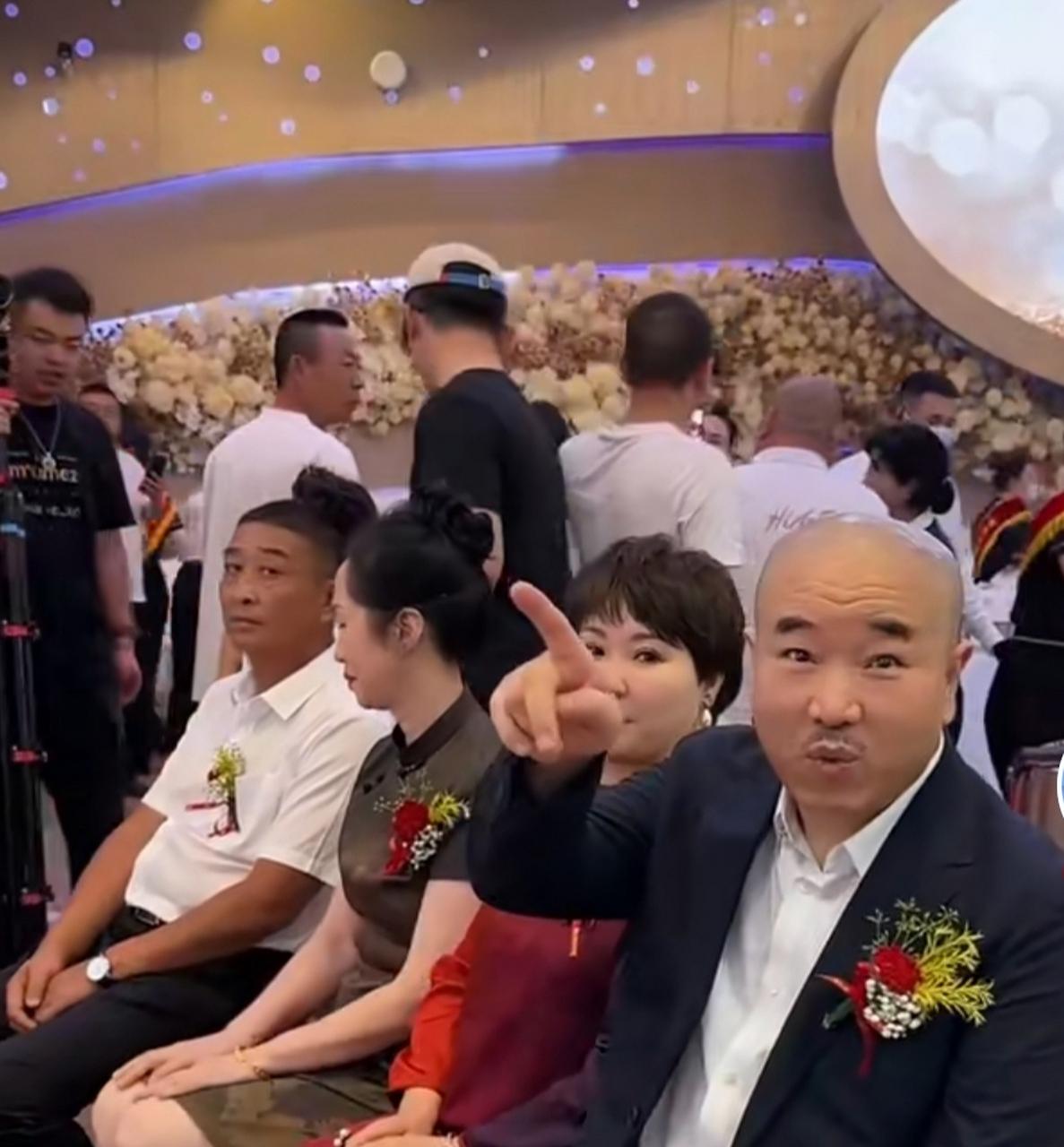 回顾王小利二婚娶小11岁娇妻婚后生一儿一女前妻是温美玲