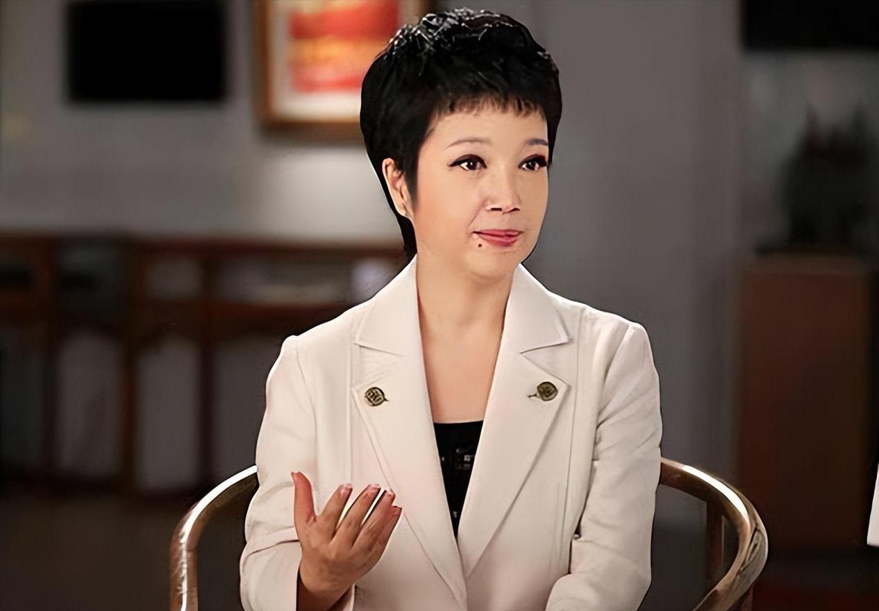 回顾主持人黄薇靠饰演周总理夫人爆火34岁因家庭暂缓事业11年