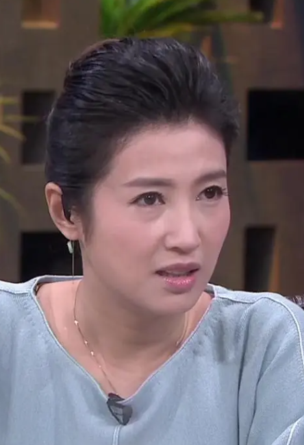 回顾春妮坚持丁克17年二婚嫁给刚强后41岁得子全家乐开怀