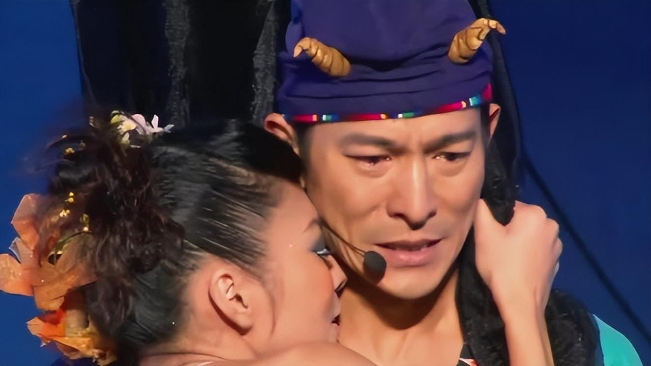 回顾她陪了刘德华25年41岁仍未婚眼睁睁看着他娶了别人