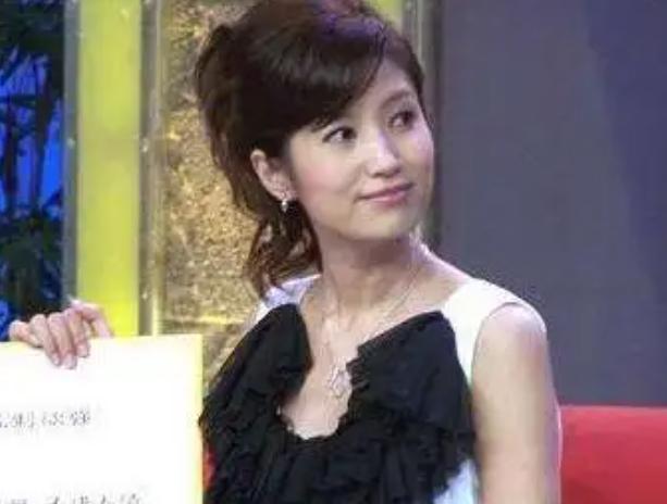 回顾春妮坚持丁克17年二婚嫁给刚强后41岁得子全家乐开怀