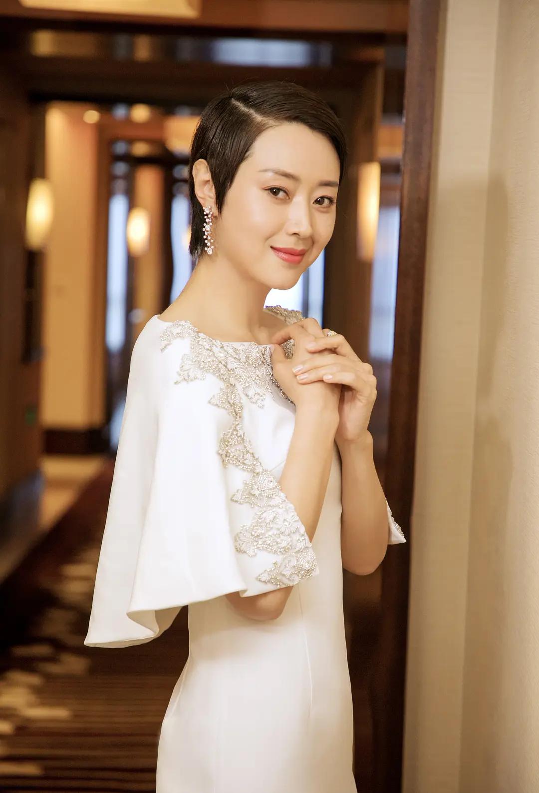 回顾宋佳吊带上位与已婚名导同居43岁的她活的又酷又飒