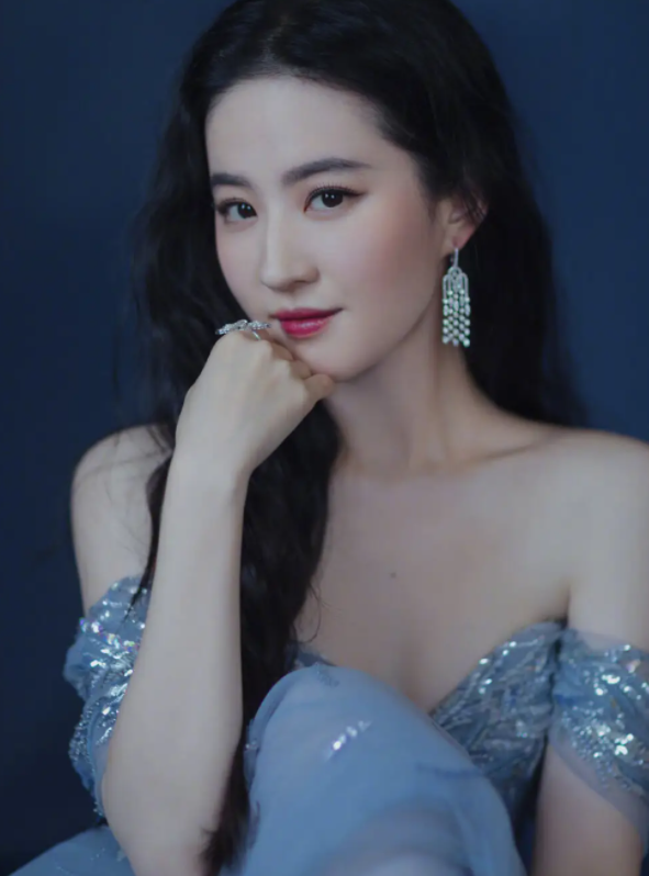 回顾天生富贵相的8位女星五官凑在一起越看越美谁娶谁赚