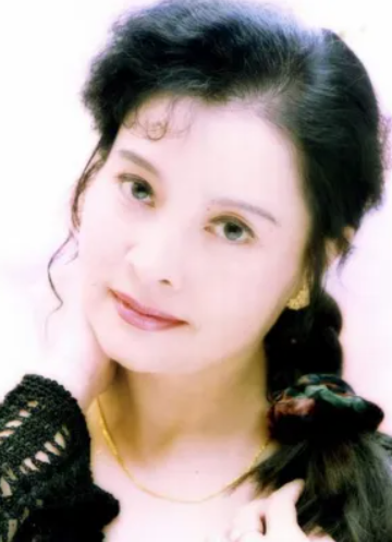 回顾冯远征娶大8岁梁丹妮结婚28年不要孩子如今他后悔了吗