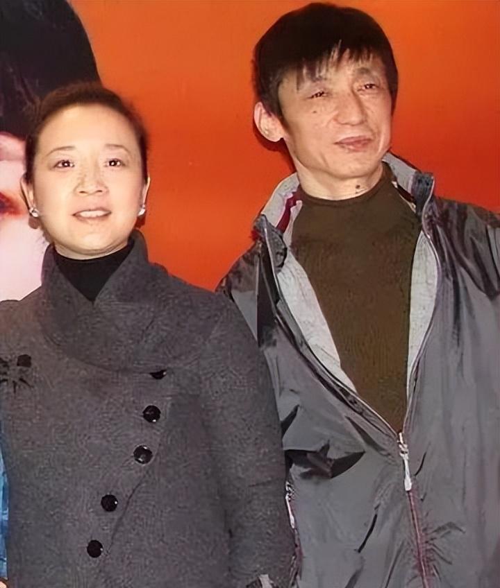 照片显示,当时40岁的陈小艺与年仅32岁的青年话剧导演徐昂在车内亲密