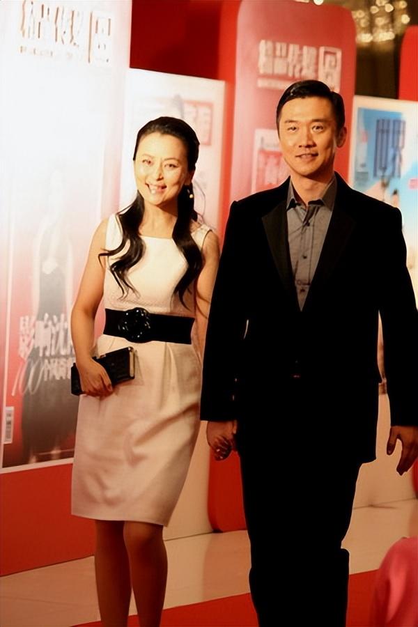 回顾何音与黄志忠离婚后再婚嫁小9岁丈夫一起养大前夫儿子