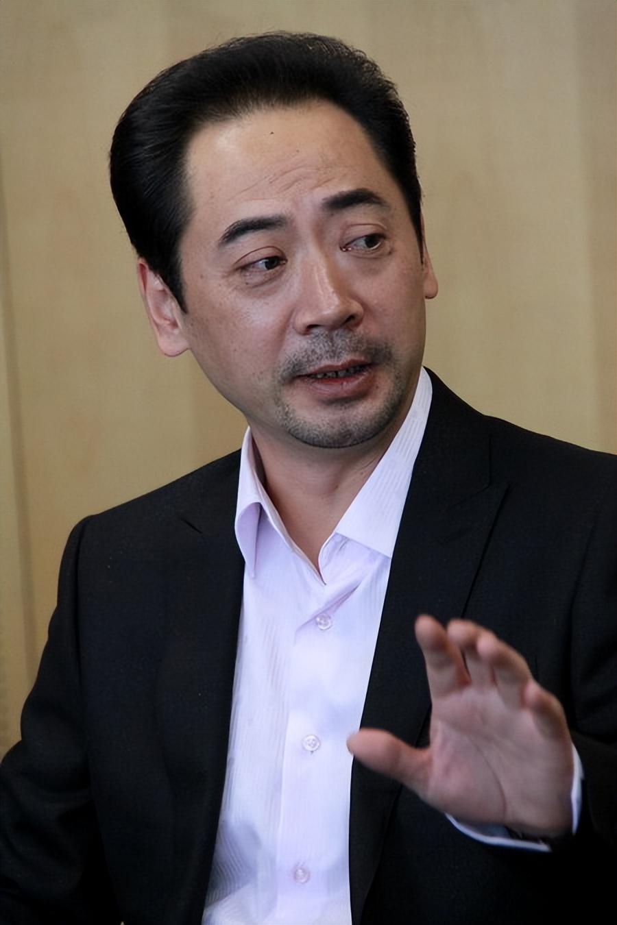 回顾演员刘劲娶初恋为妻婚后生一女回家后却不爱说话