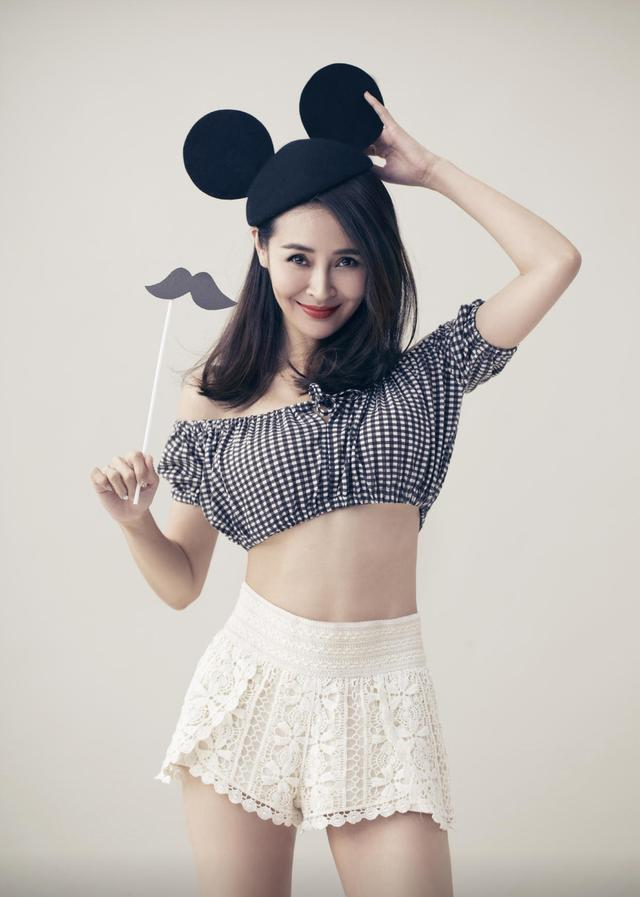 回顾于明加在好的年纪嫁给普通男人婚后生两孩美满幸福