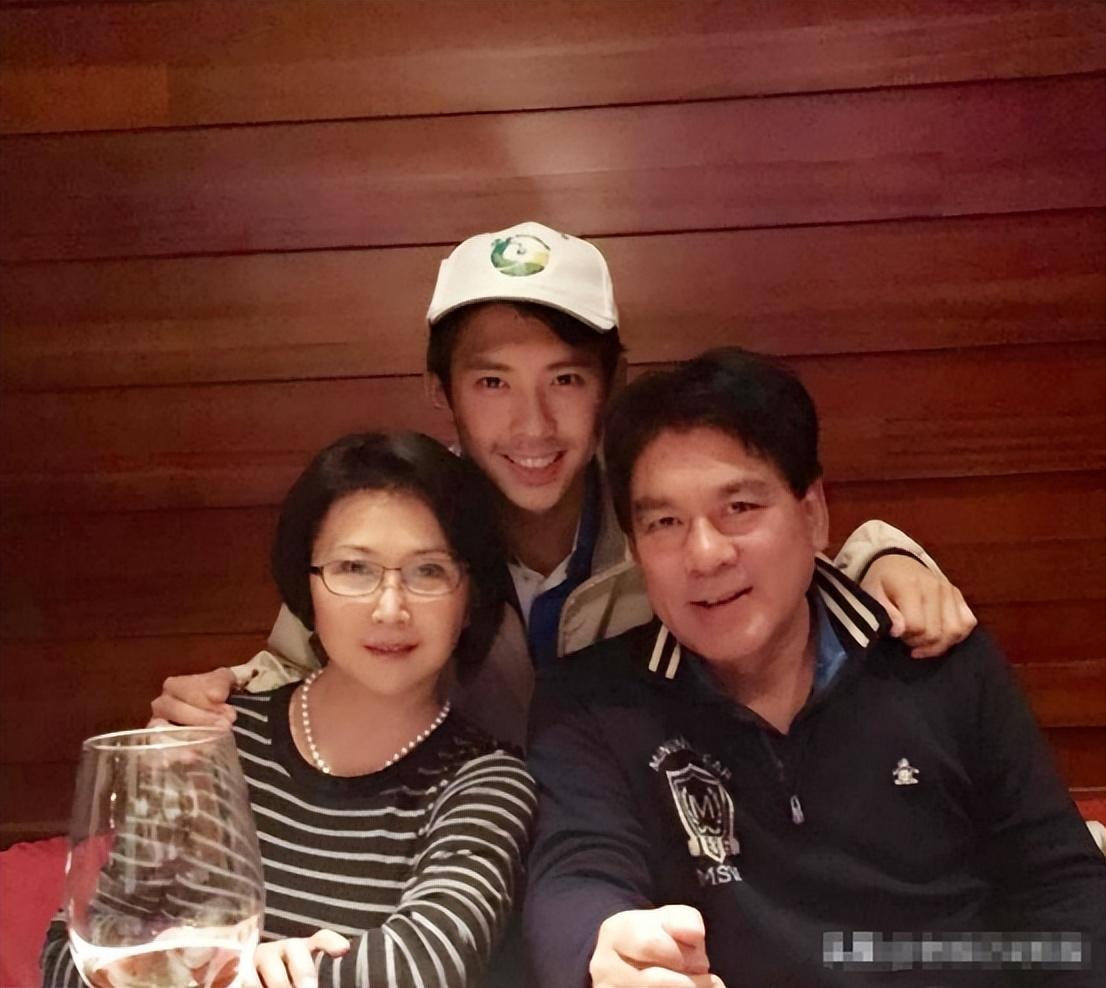 回顾朱时茂26岁娶了初恋婚后分居多年绯闻太多让他头疼