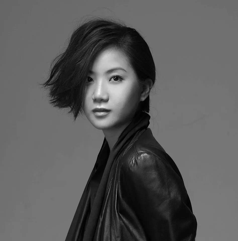 这个叫余静萍的密友是名摄影师,两人早已在国外结婚