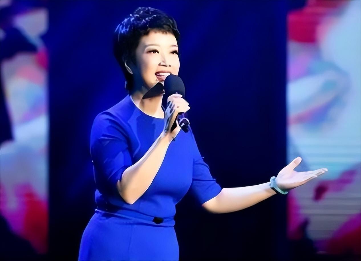 回顾主持人黄薇靠饰演周总理夫人爆火34岁因家庭暂缓事业11年