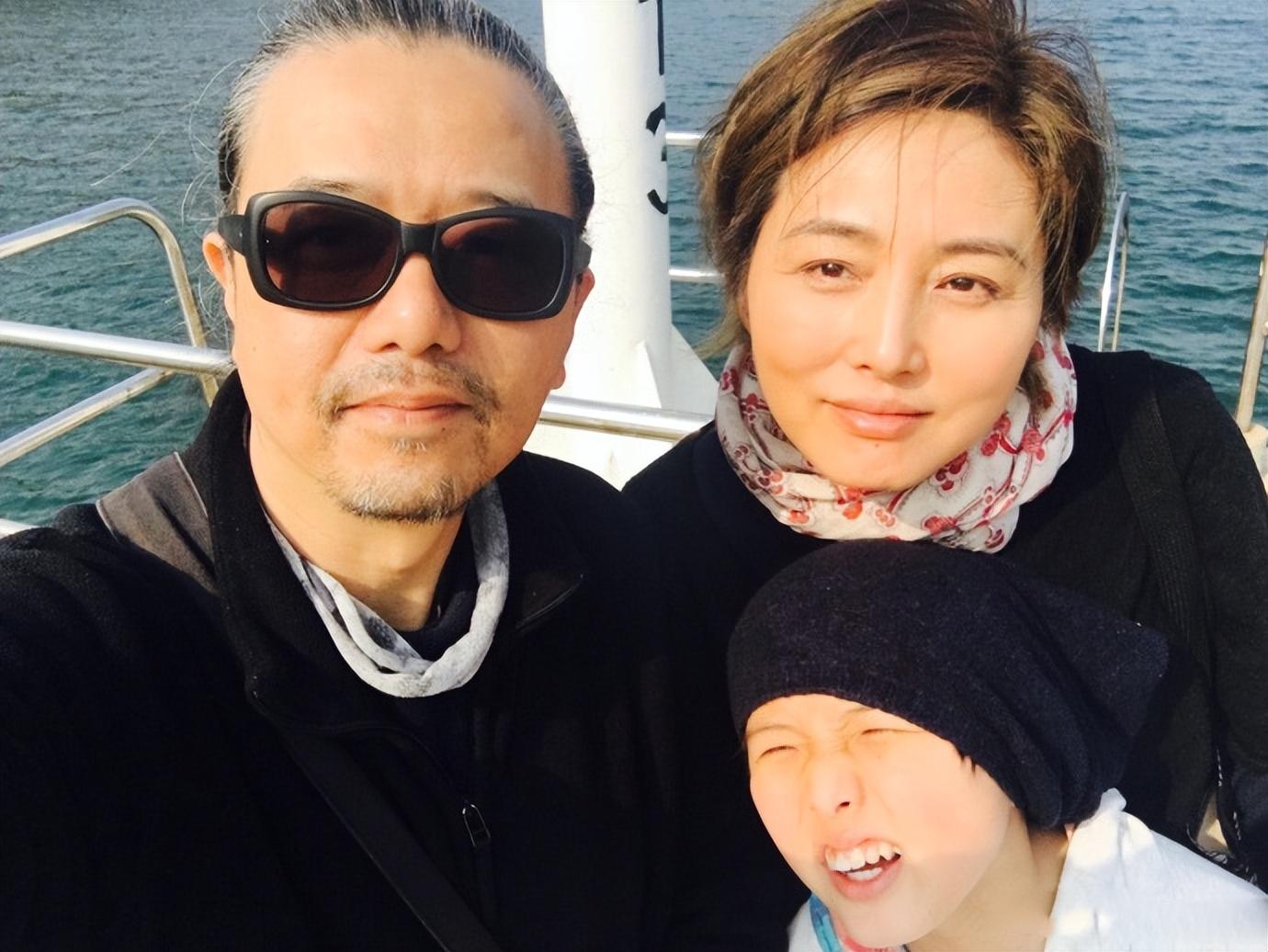 回顾张延父亲早逝嫁大5岁香港演员生一女和丈夫拥有两个家