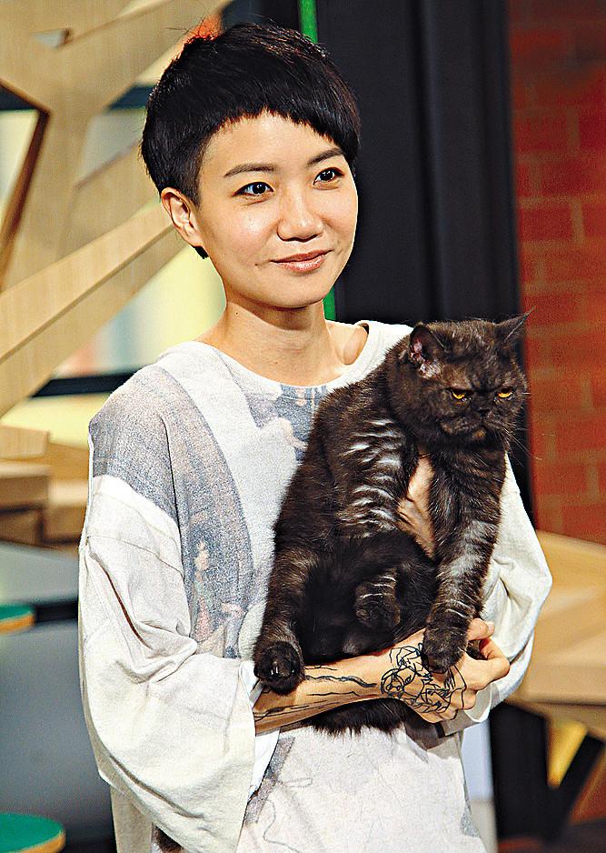 这个叫余静萍的密友是名摄影师,两人早已在国外结婚