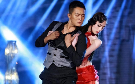 1977年,杨志刚出生在了河北省承德市一户姓郭的人家中.