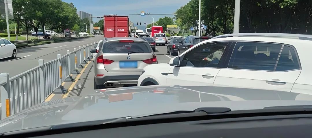 开车撞上了加塞车辆,是对方全责吗?交警:这都不懂可能要吃亏