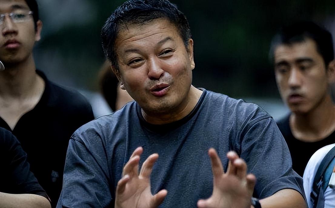 回顾杨亚洲离异后二婚娶倪萍面对复杂的家庭他如何平衡