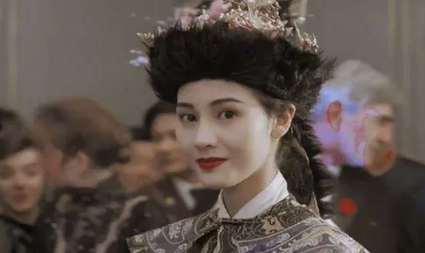 18岁那年,李嘉欣参加了香港小姐的选秀,自此芳名传遍香港!