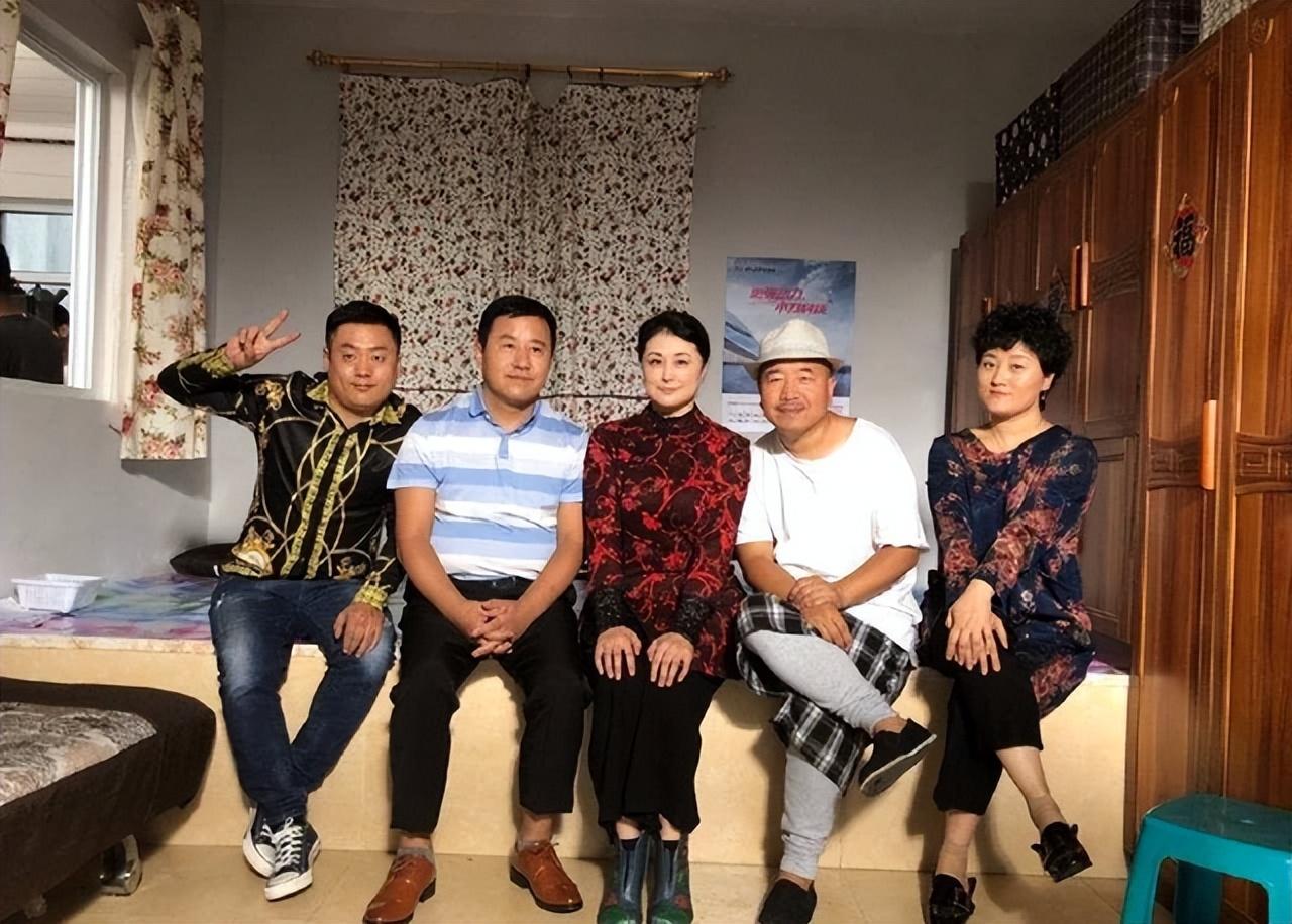 回顾王小利二婚娶小11岁娇妻婚后生一儿一女前妻是温美玲